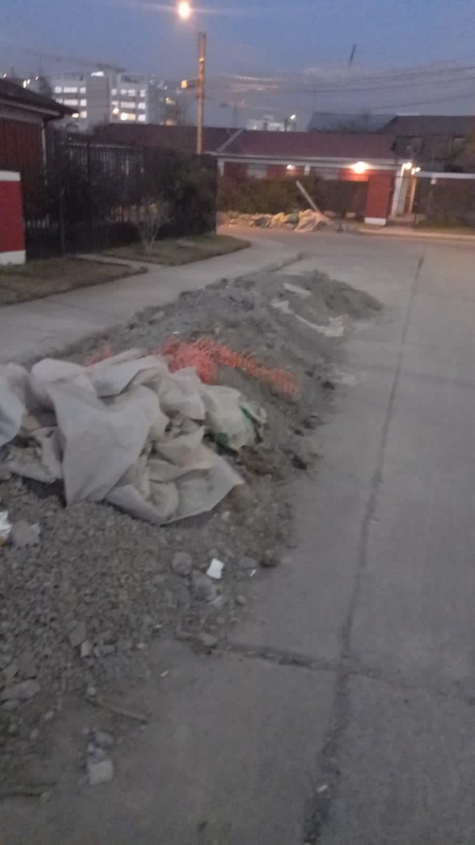 MaeOkuinghttons's tweet photo. Alcalde @rodolfocarter muchas gracias x arreglar las veredas en el sector de Antumalal, pero los vecinos llevan + de 15 días con los escombros acumulados generando problemas sanitarios x el polvo y la mugre en la tierra. X favor su ayuda @sebaduchens @meganoticiascl @biobio https://t.co/Ziiokn6rDn