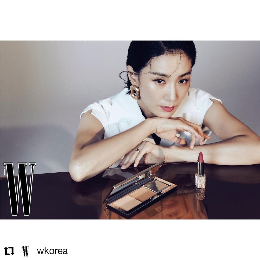 KimSeoHyungThai's tweet photo. ใจสั่นรัวกันแต่เช้า W Korea ลงภาพคุณพี่ ถ่ายแฟชั่นกับแบรนด์เครื่องสำอางค์ Poiret สวยมากกกก คุณเค้าสวยมากค่ะ 
กี้ดดด #POIRET #김서형 #wkorea #editor_dm https://t.co/incmUIzXru