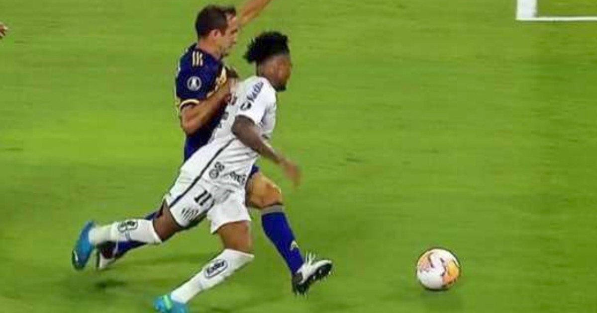 -2018 River no juega la vuelta en su cancha y no le cobran este penalazo a Pratto.
-2019 El arbitro inclina la cancha todo el partido a su favor con mil faltas inexistentes.
-2020 Penal no cobrado de izquierdoz.

Pero como las 3 veces le rompieron el culo nunca se hablo