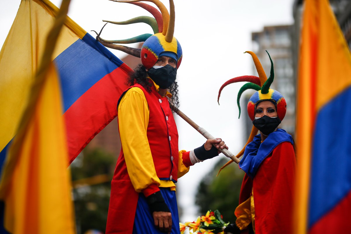 RevistaSemana's tweet photo. Mientras se llevaba a cabo la Ceremonia Militar del 20 de Julio en la Escuela de Cadetes General José María Córdova, en Bogotá, una nueva jornada de protestas se desarrolló en el país este Día de la Independencia. 📷: Semana y AP #ParoNacional20J https://t.co/6dJrwQEtHn https://t.co/mPWh3VZAzz
