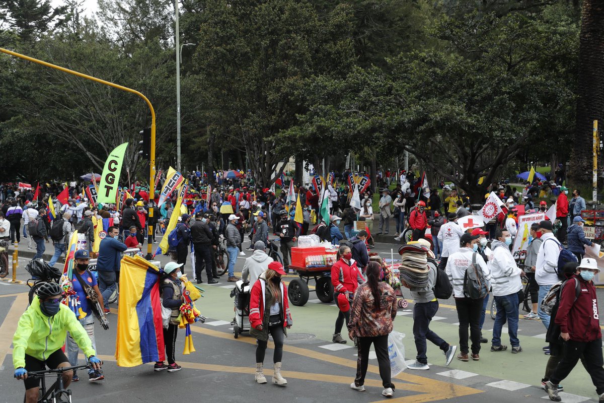 RevistaSemana's tweet photo. Mientras se llevaba a cabo la Ceremonia Militar del 20 de Julio en la Escuela de Cadetes General José María Córdova, en Bogotá, una nueva jornada de protestas se desarrolló en el país este Día de la Independencia. 📷: Semana y AP #ParoNacional20J https://t.co/6dJrwQEtHn https://t.co/mPWh3VZAzz