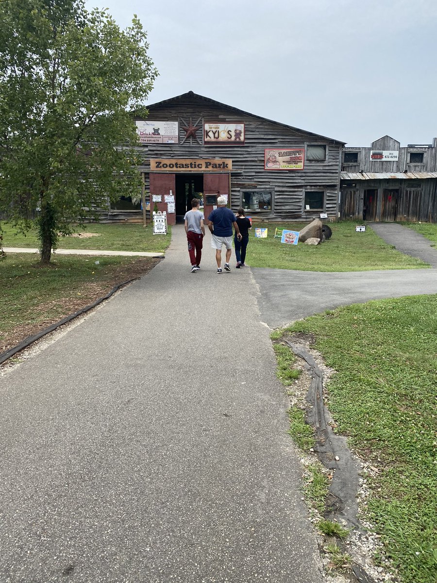 OliviaShinehorn's tweet image. Hmmm interesting place here Tehehe #zootastic #troutmannc