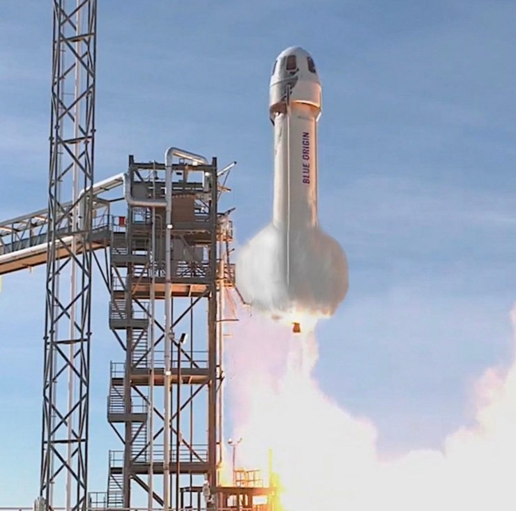 KrunkedRobot's tweet image. Pretty good chance the moon might be pregnant now.