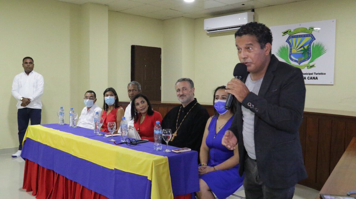 AyuntamientoVPC's tweet photo. En la noche de este Martes 20 de julio se estuvo celebrando el 211 aniversario de la fiesta independencia de la Republica de Colombia donde encendido las luces tricoles de la Bandera de Colombia en el Ayuntamiento #VeronPc
#EstamosTrabajandoParaTi
#ayuntamientoavpc https://t.co/qsAISlh25v