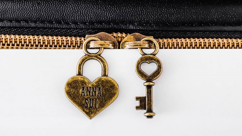 ファミリーマート Anna Sui 7 19に人気ブランド アナスイ から コスメバッグ発売 ポーチの仕切りが自分好みに 動かせちゃう まさに シンデレラフィット 雑誌売場でみつけてね 詳細はこちら ファミリーマート Anna Sui 7 19に人気ブランド アナスイ から コスメバッグ発売 ポーチの仕切りが自分好みに 動かせちゃう まさに シンデレラフィット 雑誌売場でみつけてね 詳細はこちら
