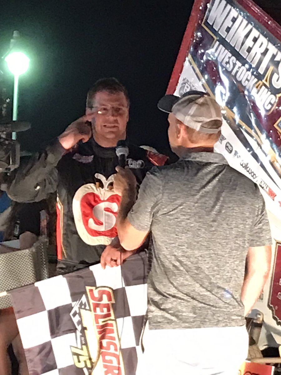 RaceSelinsgrove's tweet photo. Danny Dietrich wired the field for the 410 feature. https://t.co/0fiCvroGut