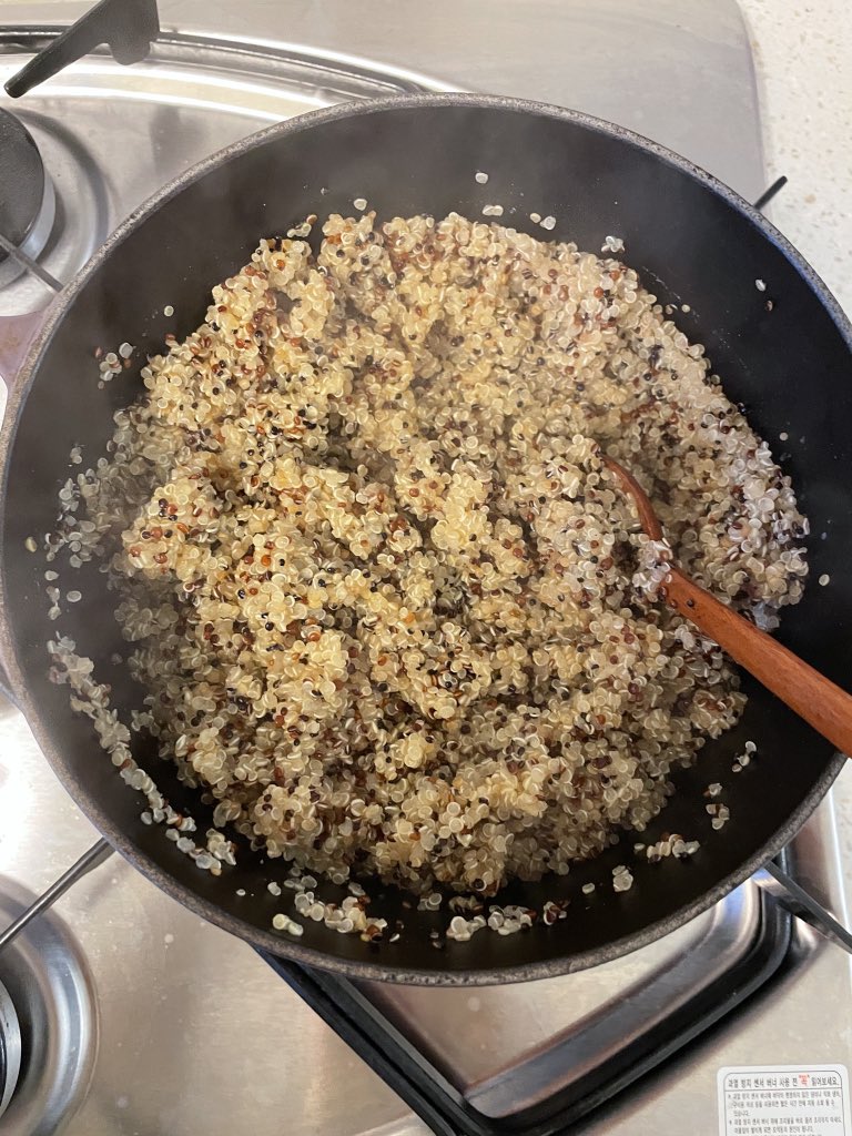 나 퀴노아 진짜 맛있어하네?!! 

이번엔 연두+소금간해서 익혀놨음 
자체에 간을 해서 삶으면 
톡톡 터지는 식감+
채소들이 더 맛있어 지는 매직,,! 

퀴노아 한번 익혀두면 냉장보관
3-4일 거뜬. 데우지 않아도 맛있구
