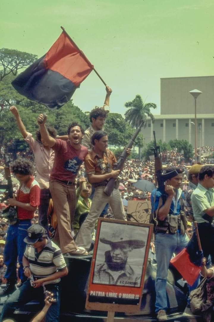 #20Julio #Nicaragua 
Te compartimos imágenes inéditas del pueblo nicaragüense un 19 de julio de 1979, celebrando el triunfo de la Revolución Popular Sandinista.

#4219YOTRAVEZTRIUNFAELAMOR
<a href="/FirmesP/">Firmes Por la Paz</a> <a href="/somosredjs/">Red de Jóvenes Comunicadores</a> @todoscondaniel_
