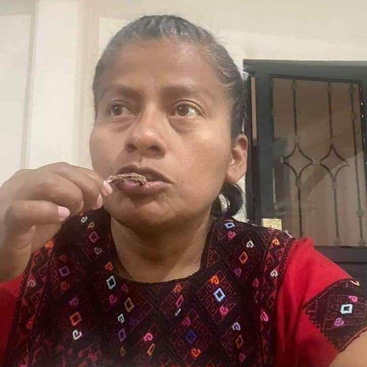 YaEsNoticiaMx's tweet photo. #Oaxaca | 🐀 ¿Se te antoja? La diputada federal de #Morena en Teotitlán de Flores Magón, Irma Juan Carlos apareció degustando un #CaldoDeRata, señalando que se trata de un platillo ancestral de Oxchuc.
#YaEsNoticiaMx | https://t.co/wuoCZq0UOc https://t.co/MO7I4E34nR