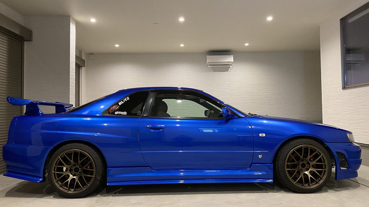 Autotopia_llc's tweet photo. 先週の日曜日、日産スカイラインR34のコーティングを施工しました。今回はお預かりした車の膜厚が薄いためポリッシュは未加工ですが、磨き上げだけでも見違えるように綺麗になります！

#オートトピア
#Autotopia https://t.co/h440rIbmfV