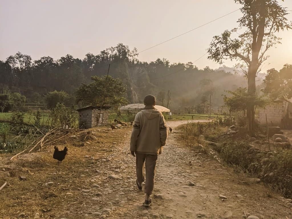 Bodhi_Bimal's tweet photo. हामीले
लेखेर आएका छौं
हिउँमा आ-आफ्ना नामहरू
एक छिनपछि हिउँ थपियो भने
रहने छैनन् हाम्रा नामहरू
एक छिनपछि घाम लाग्यो भने पनि
बाँकी रहने छैनन् हाम्रा नामहरू
हामी रहँदा–रहँदै
नरहने हाम्रा नामहरू
हामी नरहँदा
कसरी रहलान् हाम्रा नामहरू !
हामीले
लेखेर आएका छौं
हिउँमा आ-आफ्ना नामहरू https://t.co/r13qOqJaOo