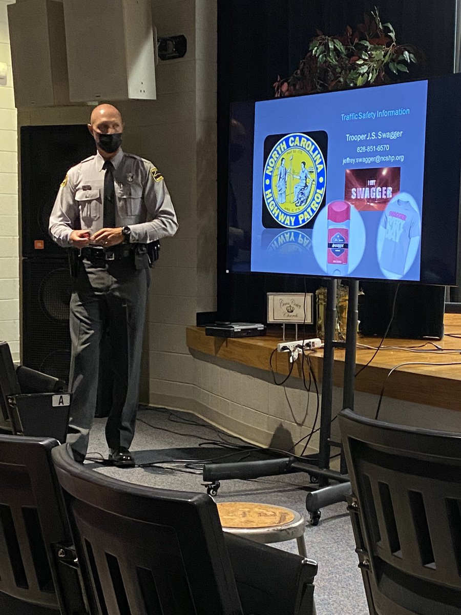 alanda_johnson's tweet photo. Another BIG day for our middle school summer enrichment students!! Thank You Trooper Swagger &amp; SRO Roberts for speaking on our forensics curriculum and Hickory High Principal Tuttle &amp; staff welcoming the 8th grade to high school!! @GrandviewEagles @HawksNvw @hickoryschools https://t.co/M5f5qtWu0W