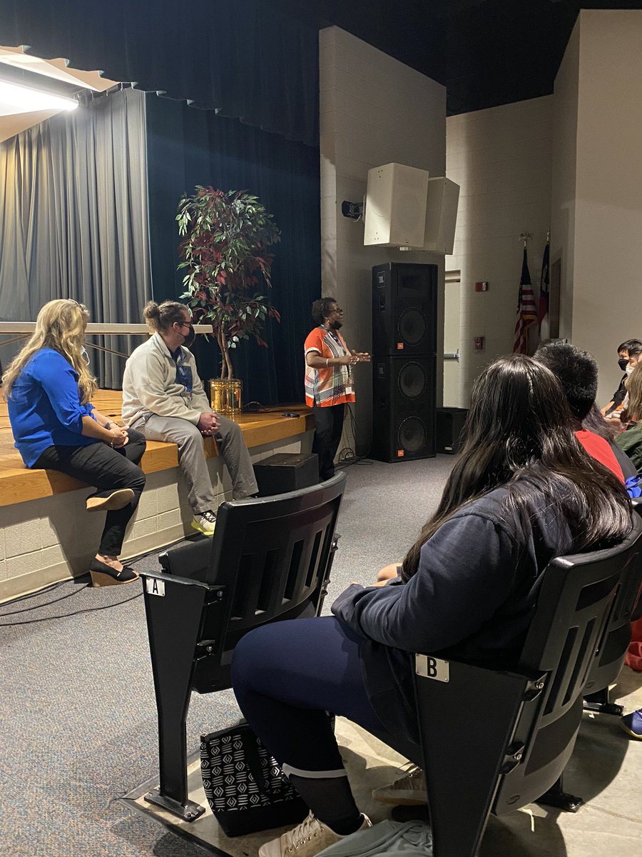 alanda_johnson's tweet photo. Another BIG day for our middle school summer enrichment students!! Thank You Trooper Swagger &amp; SRO Roberts for speaking on our forensics curriculum and Hickory High Principal Tuttle &amp; staff welcoming the 8th grade to high school!! @GrandviewEagles @HawksNvw @hickoryschools https://t.co/M5f5qtWu0W