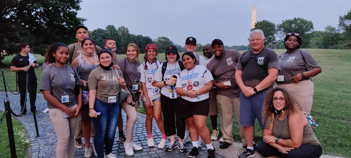 NealDaniels17's tweet photo. @DunbarHSDC JROTC cadets serving as DC Ambassadors to cadets &amp; cadre from Georgia &amp; California as they tour the National Mall. Proud of our young people. #EverydayAtDunbar #DunbarSince1870 https://t.co/FqqkEKn1SV