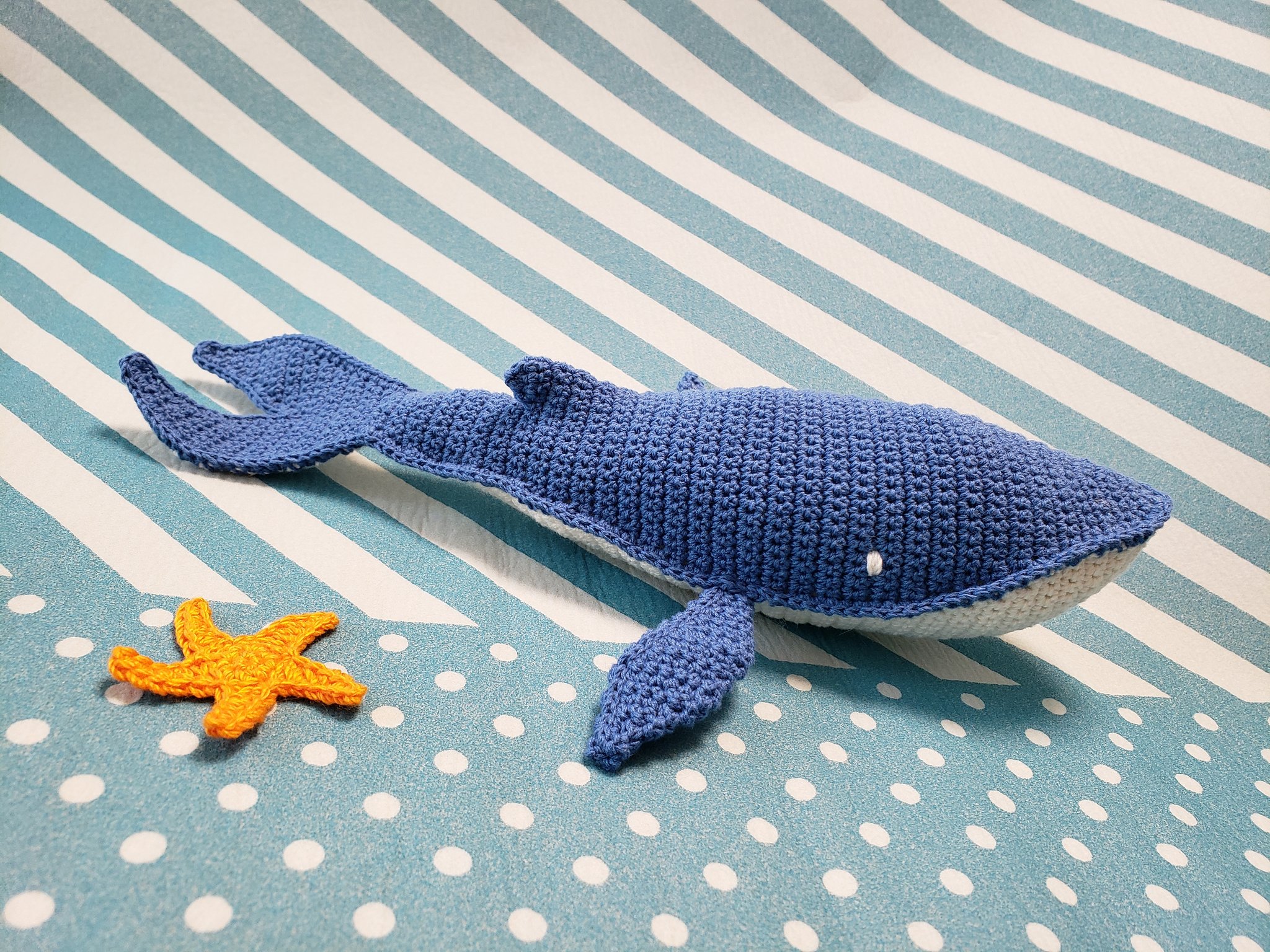 ハンドメイド クジラのあみぐるみ ブルー （ハンドメイド クジラ