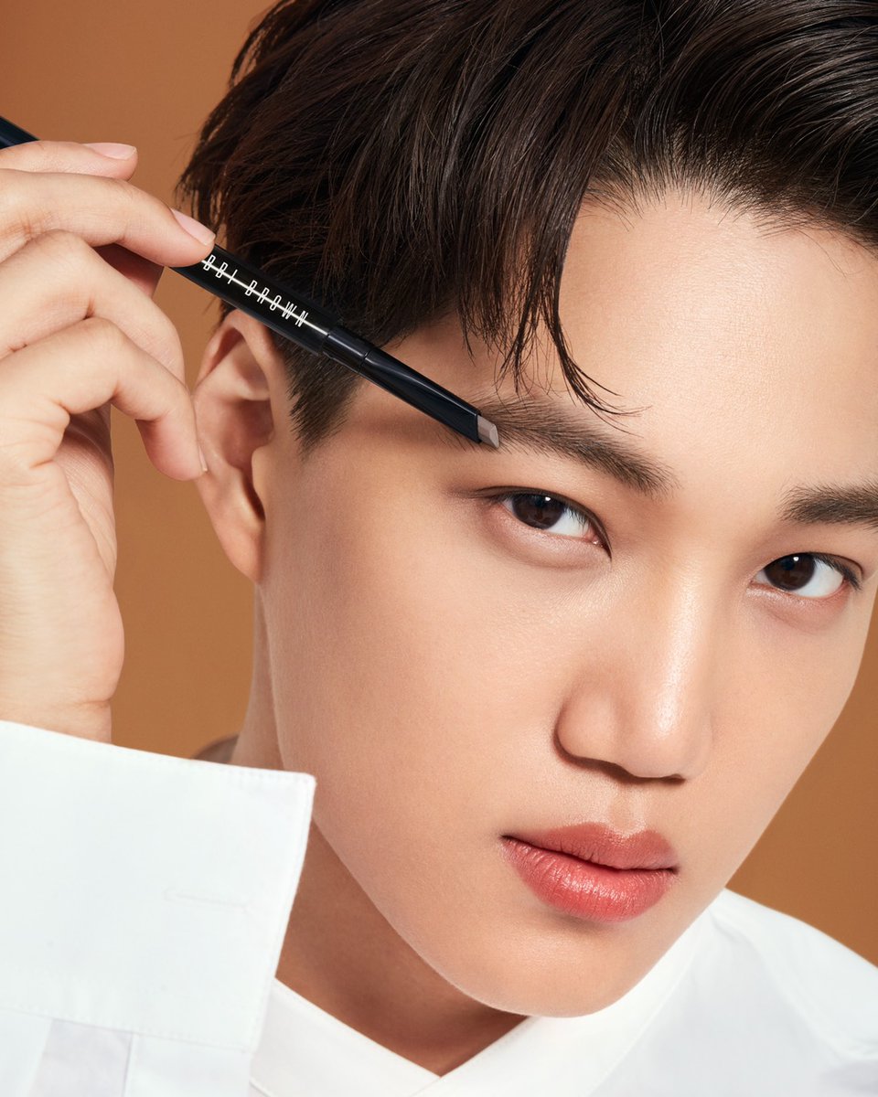 ปรับทรงและเขียนคิ้วให้สมบูรณ์แบบตามฉบับคุณ KAI ด้วย Perfectly Defined Long-Wear Brow Pencil
ช้อปเลย คลิก bit.ly/3wR4xrX

เนรมิตทรงคิ้วที่สวยงามไร้ที่ติด้วยดินสอเขียนคิ้วยอดนิยม ให้ลุคธรรมชาติ มาพร้อมคุณสมบัติกันเหงื่อ ติดทนตลอดวัน
(คุณ KAI ใช้สี Mahogany, ราคา 1,800 บาท)