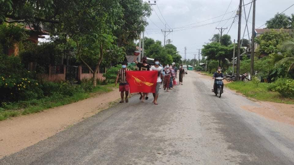 klatpri's tweet photo. Local residents of Launglon’s Nyinmaw village marched against military regime this morning.
JUNTA USES COVID AS WEAPONS       #WhatsHappeningInMyanmar #July21Coup https://t.co/eRUyrjLZJX