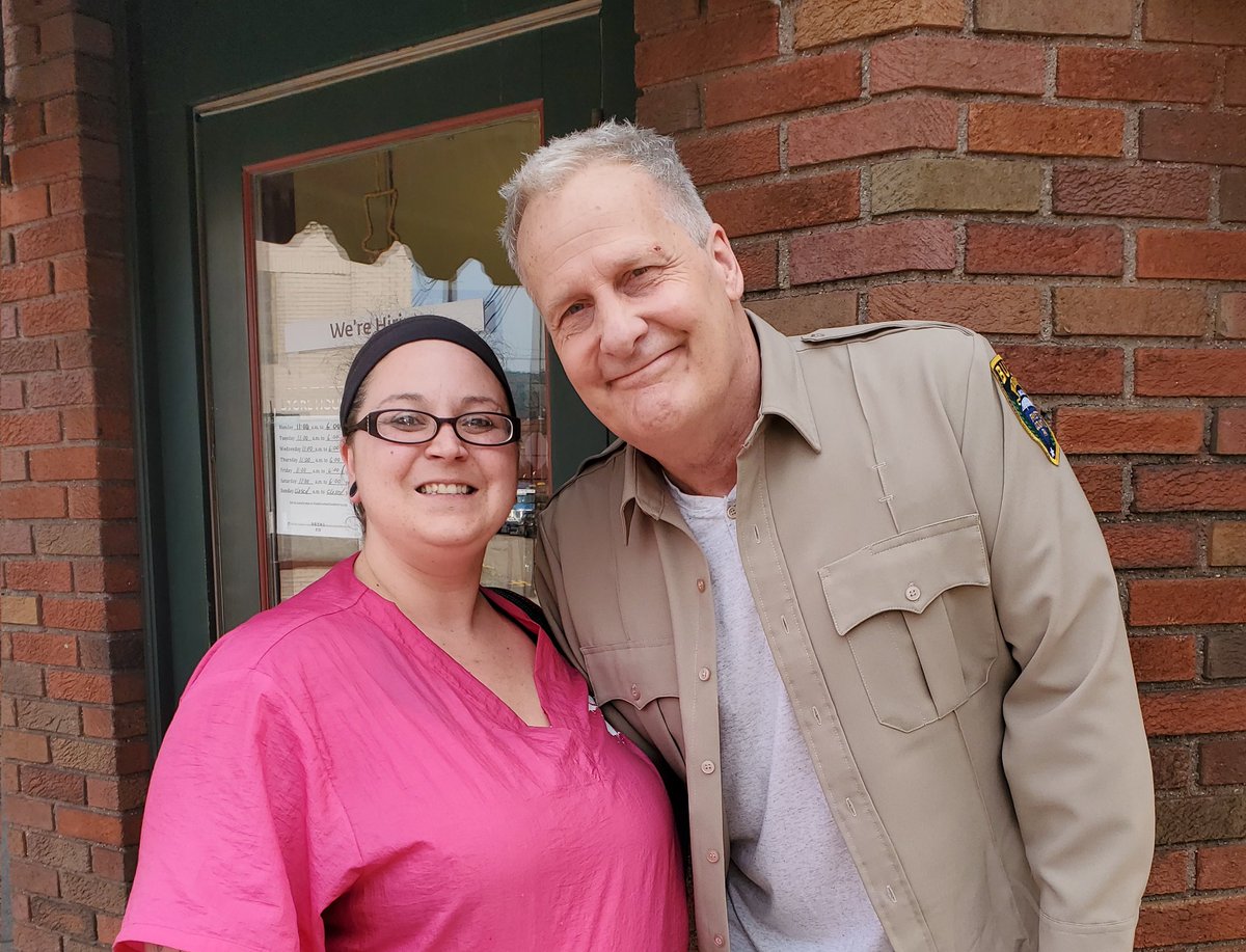 erica7241's tweet photo. @Jeff_Daniels thank you for being so cool! I can't wait to watch American Rust! You totally made my day by taking a pic with me! https://t.co/9lTa41cmVC