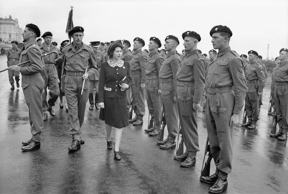 Memang kalau mbandingin seragam tentara Sekutu Barat dgn pasukan Jerman, orang2 gak kritis mudah kepincut Jerman gara2 seragam yg buatan Hugo Boss. Untung saat itu blm ada IG atau Tiktok. Yg agak ngimbangin seragam Jerman itu seragam Tentara Merah Soviet