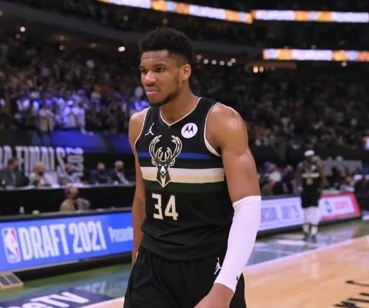 footlocker's tweet photo. Giannis with one of the most iconic performances in NBA Finals history 

RESPECT 🤝 https://t.co/lvPeBZABLM