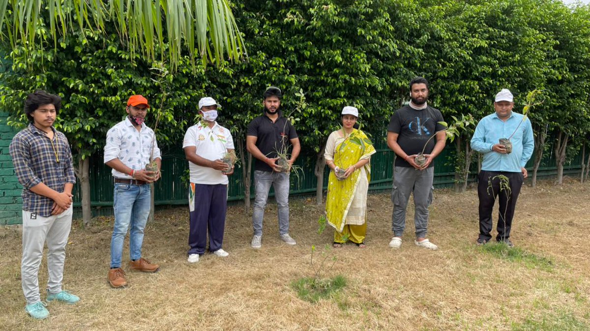 nuys2014's tweet photo. We planted 20+ #NativeTrees such as peepal, pilkhan, jamun at #Sector128
#NavUrjaYuvaSanstha #SwachhBharat @PMOIndia @narendramodi @MeenakshiSTOI @MinakshiTyagi10 @nisharai_ggc @CeoNoida @Dkumarchandel @RakhiSinha @AnushkaKhare4 @UPGovt https://t.co/bO7JMhBLhr