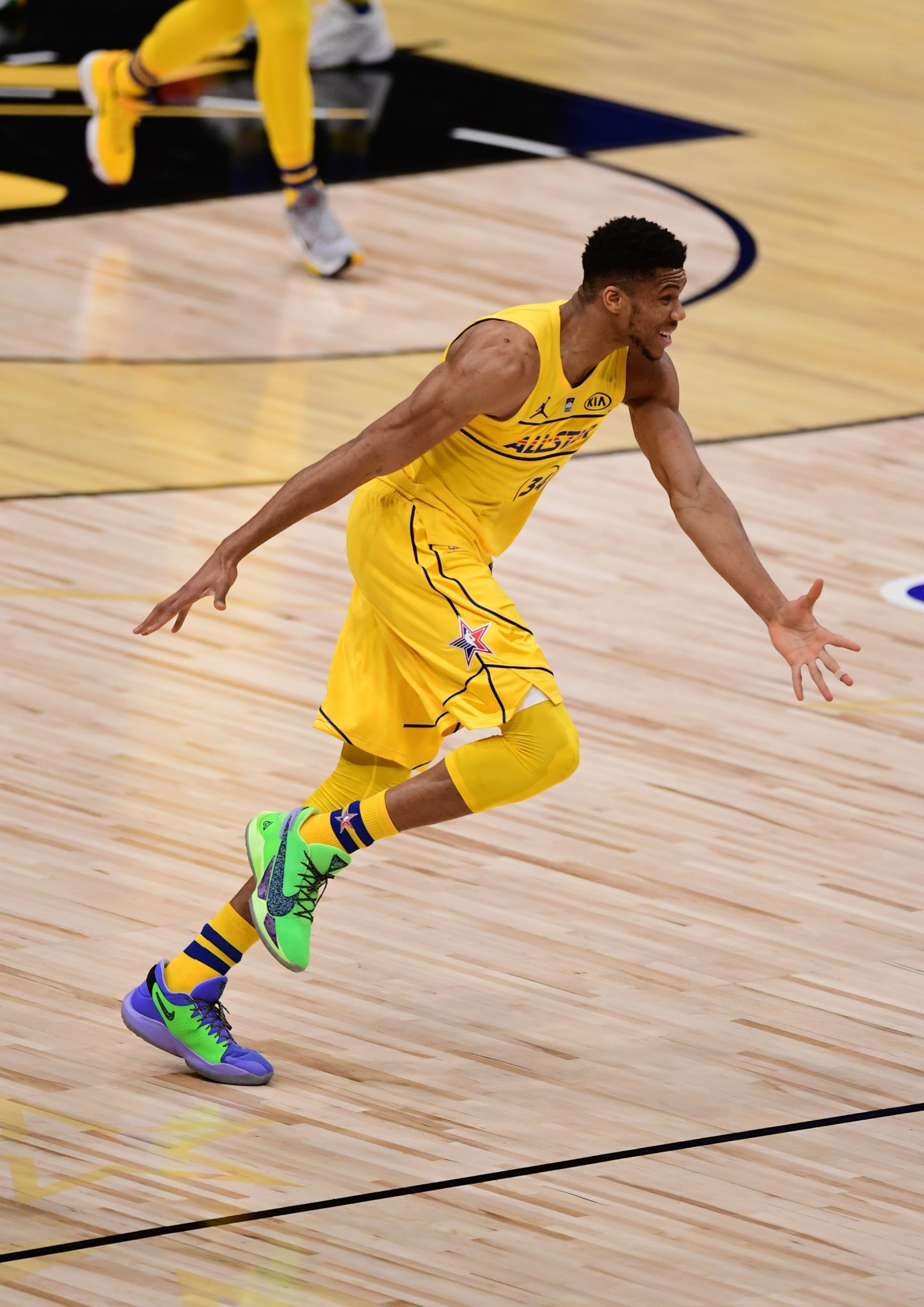 Giannis antetokounmpo hotsell kicks