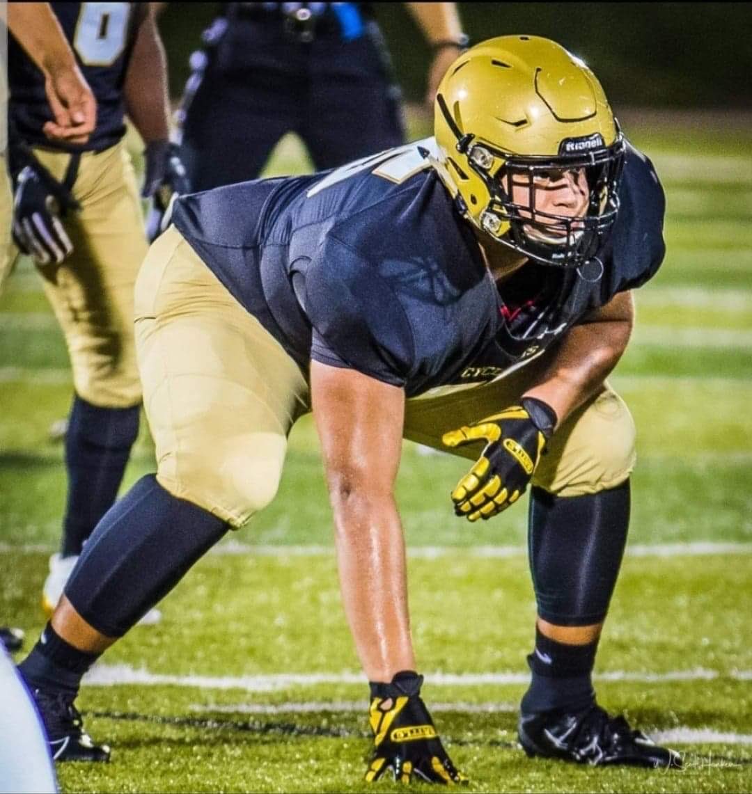 devinhale55's tweet image. After a great conversation with the coaches at Illinois, I’m excited and blessed to announce my commitment to play football with The University of Illinois. Thank you @UofIllinoisABuh @coachPatRyan @BretBielema for the opportunity!!🔶🔷 @KenLeon75128371 @chadrock54