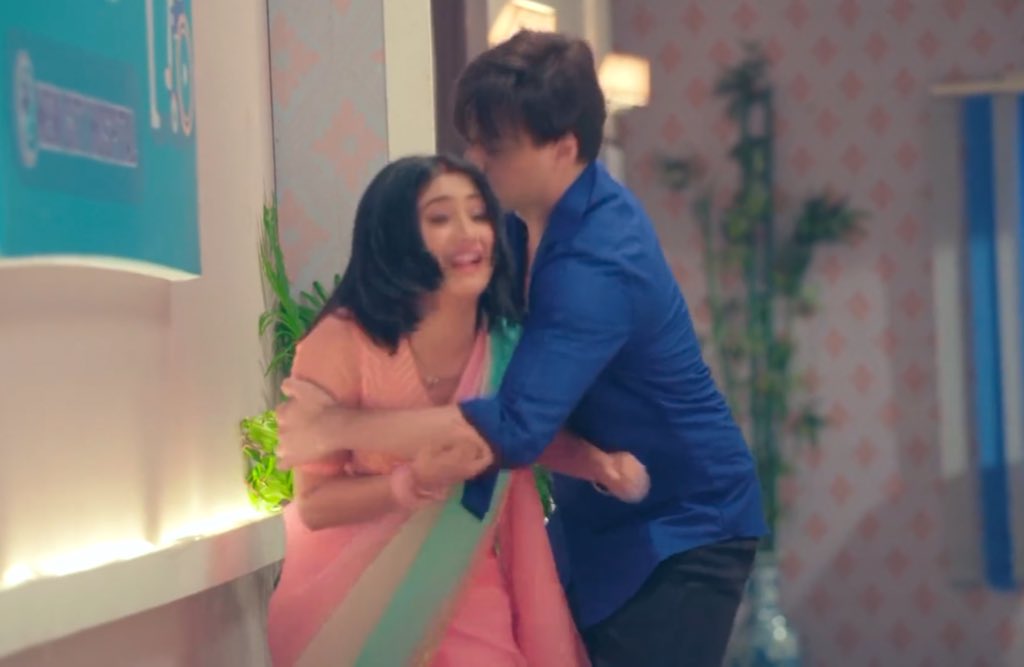 nonab98's tweet photo. Yeh galati se capture hogaya 🌝

#yrkkh https://t.co/dCOuCuZ1k3