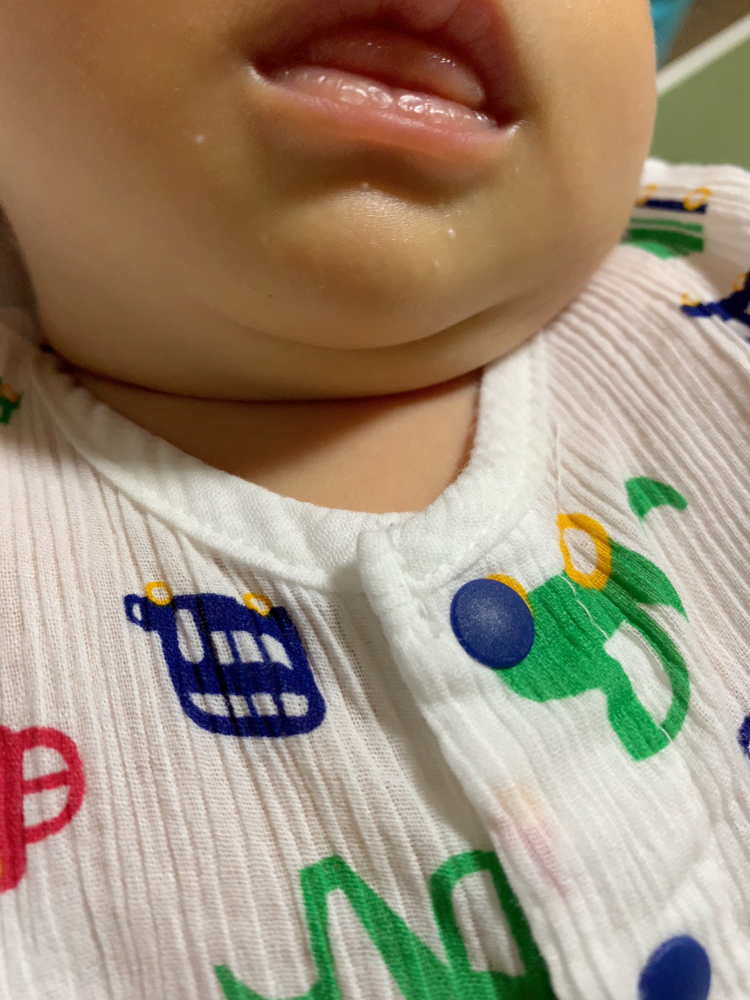 平松伴康 息子が生まれて1ヶ月ほど ゲソゲソだったあご下が 坊のようにふっくらと そりゃそうだよね 35 ほど体重増えてるから 自分事として考えたら 大事件なほどの右肩上がり すくすく育て 新生児卒業 二重アゴ ポチャ 舌出