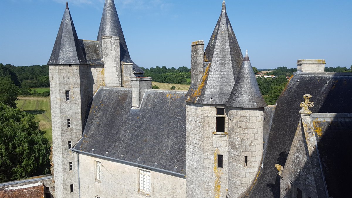 Hier en fin d'après-midi, visite de courtoisie au château de #Cherveux, d'Emmanuel Aubry, Préfet des Deux-Sèvres sur invitation de François Redien.
➡️ Le château vient d'être vendu à un couple d'Americains après avoir  propriété de la famille Redien pendant 90 ans!
