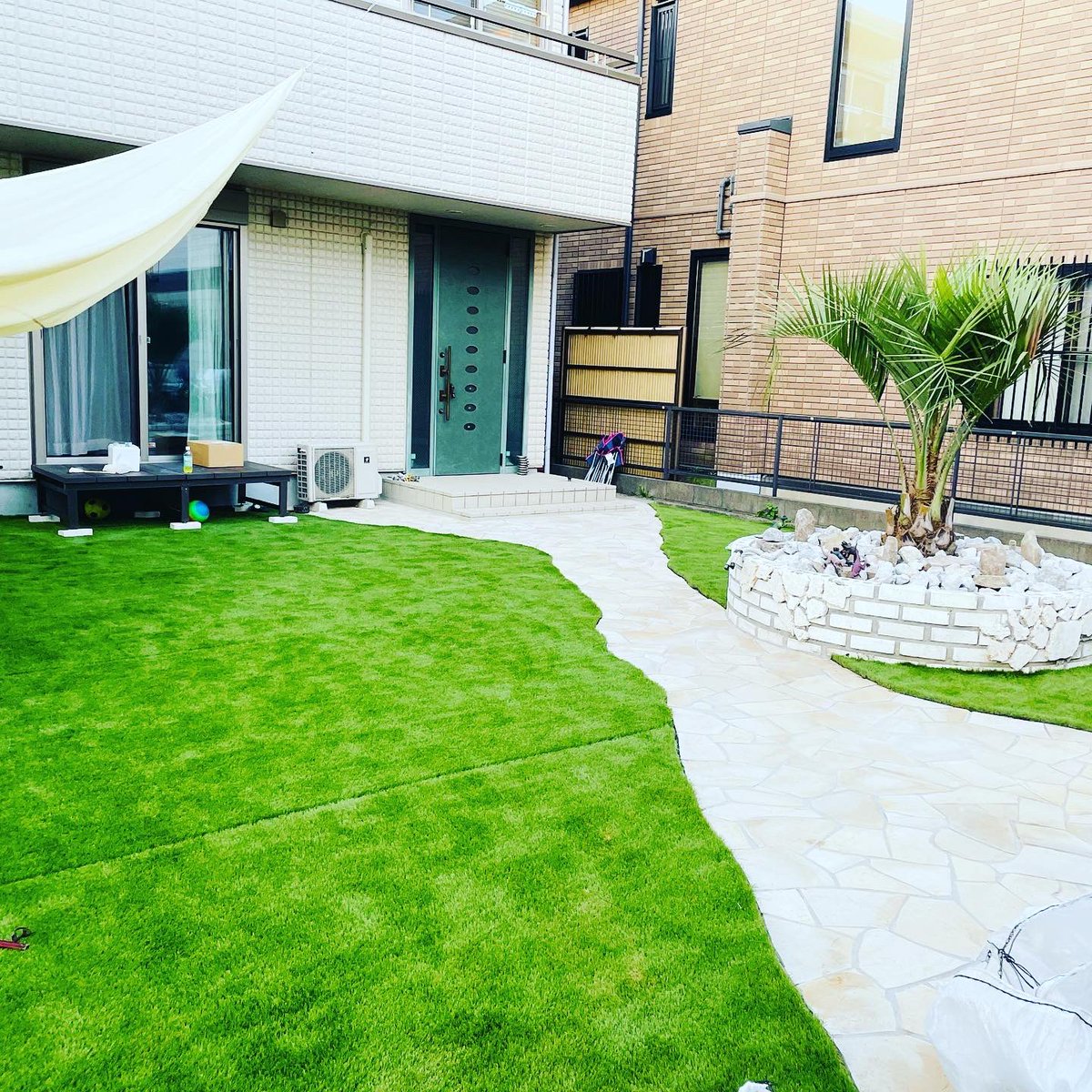 造園家飯田 Iほっとグリーンデザイン 2日前にやっと完成しました 形ある物は 限界がありますが 記憶に残る 想い出は 無限の広がりを見せます だからお庭づくりは 無限の可能性があるのです いつもありがとうございます 人工芝 Easygrass お