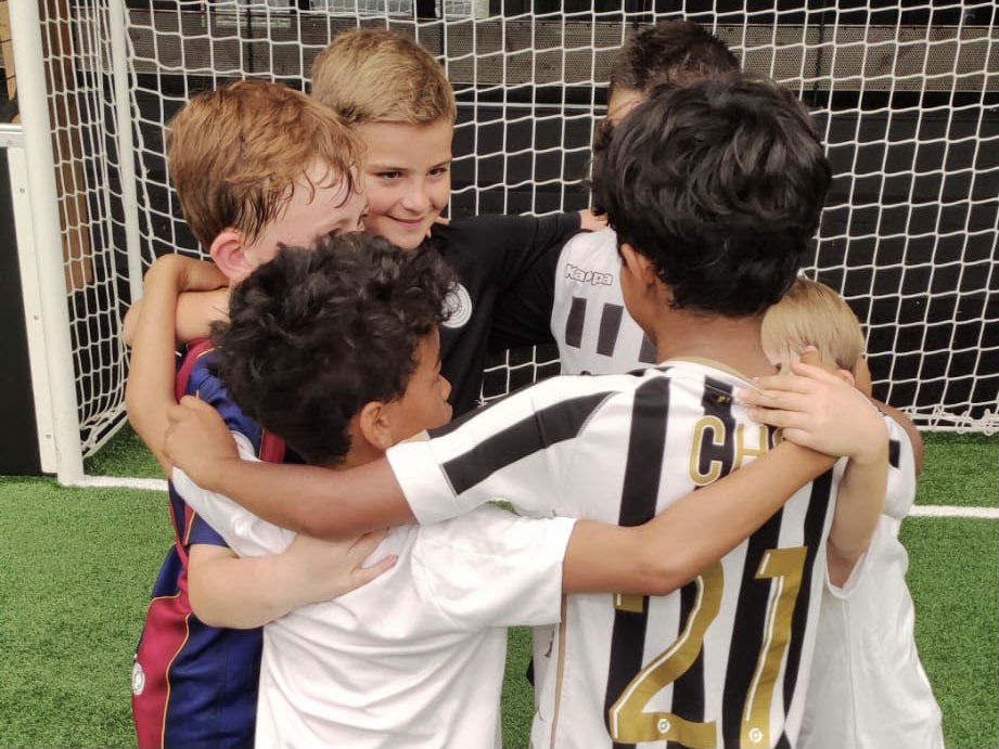 SCOFootsal's tweet photo. #StageAngersSCO #PleinLesYeux
Déjà le 3ème jour pour nos 30 stagiaires. ⚽️
Nos jeunes alternent entre nos terrains indoor et nos terrains extérieur. ☀️
#Vacances #TotalRégal #Plaisir https://t.co/YKh8cxmIuN