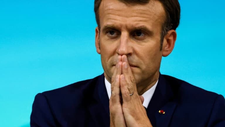 BFMTV's tweet photo. Affaire Pegasus: les iPhone d'Emmanuel Macron, trop peu sécurisés ?
https://t.co/LiPXDJNClJ https://t.co/n80A34cm49