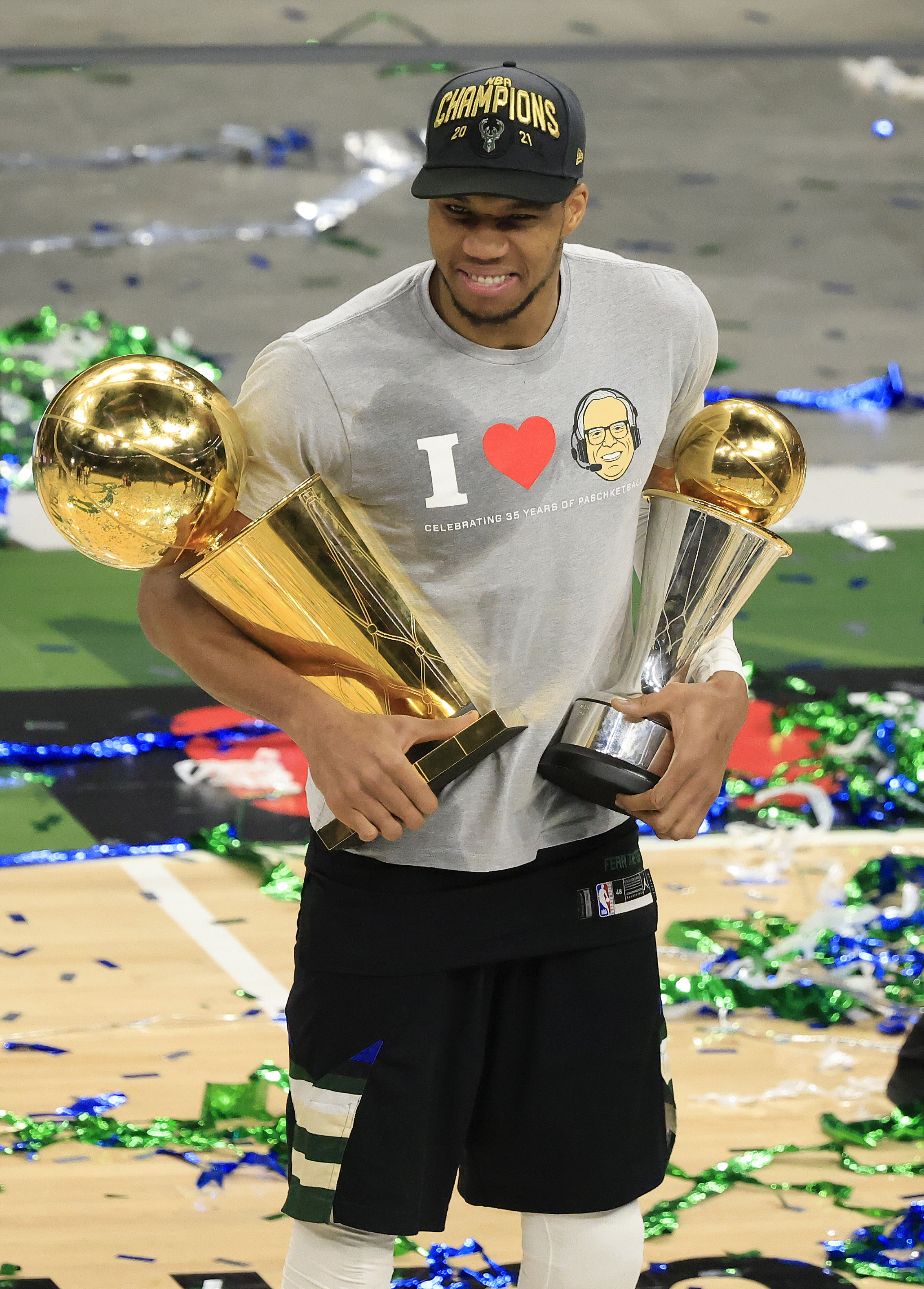 Milwaukee Bucks on X: The Greek Freak is only 1,000 votes behind Russ!?!  RETWEET to #NBAVote for Giannis Antetokounmpo NOW!! 🙌   / X