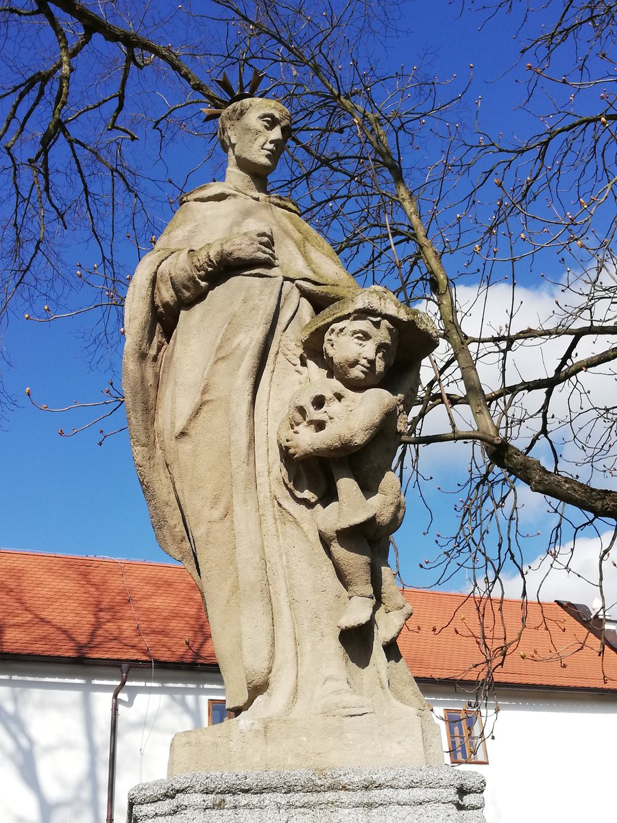 Z_U_Muz's tweet photo. Z perspektivy venkovské chalupy v podzámčí je důležité spočítat brambory ve sklepě. Ze zámeckých oken vyhlížet pocty. Z perspektivy nebe se do lidské duše nahlíží jedině skrz její pokoru. Pokud ji má.
#Hradek u #Susice https://t.co/Nz3vJtLGnD
