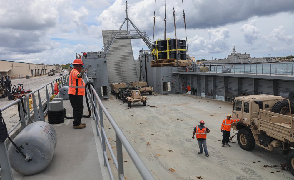 I_Corps's tweet photo. Soldiers and civilian contractors worked together to load equipment and essentials onto a army watercraft vessel in support of #ExForager21 on July 19, 2021 on Naval Base, Guam.
Find out more on FB and IG! @USARPAC | @INDOPACOM
#Readiness | #FreeAndOpenPacific | #FirstCorps https://t.co/48gIGFNovt