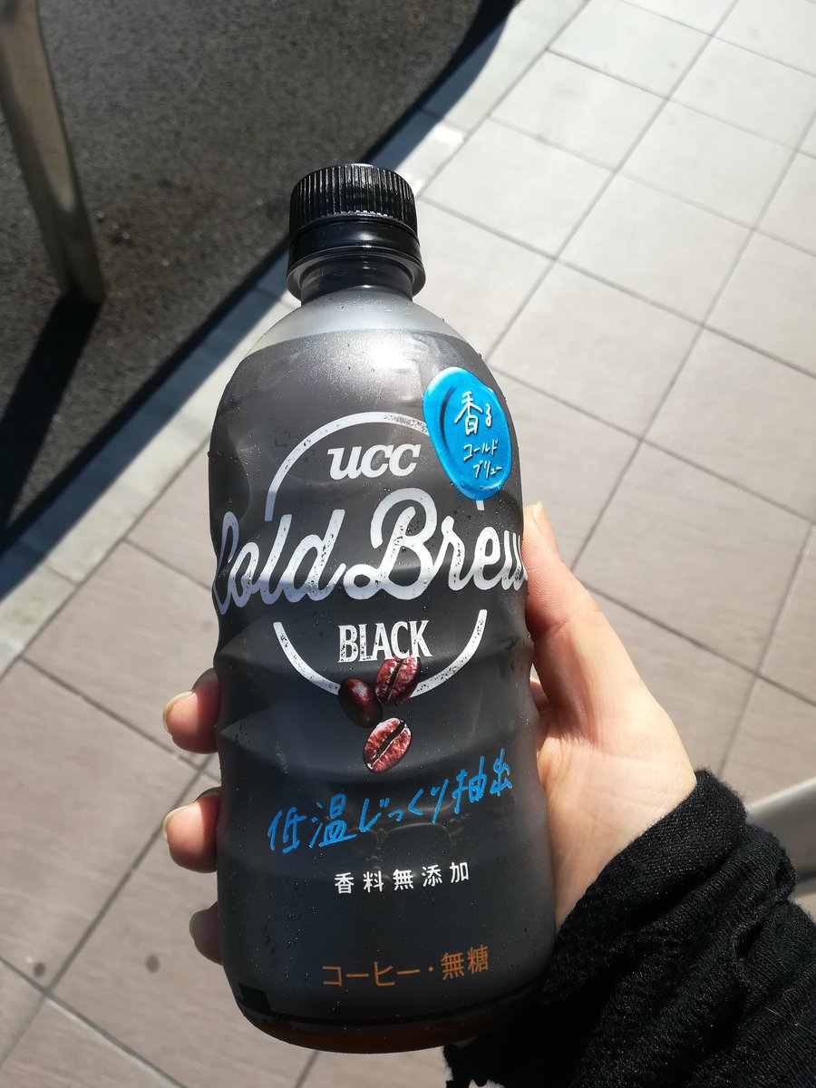 nekosamanyanya's tweet photo. 仕事帰り、あまりにも暑いんでこれ買って飲みました🌼
暑いときに飲むアイスコーヒーうまい~😋💕
#UCC
#COLDBREWBLACK https://t.co/s2CkFx8Nf3