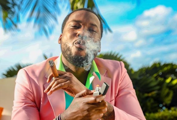 wuuhuuu1's tweet photo. Open floor, rap to death.Lyrics, bars, story line, fastness,flow, no debate @Sarkodie > Meek Mill .. https://t.co/TmA8Kdqt3k