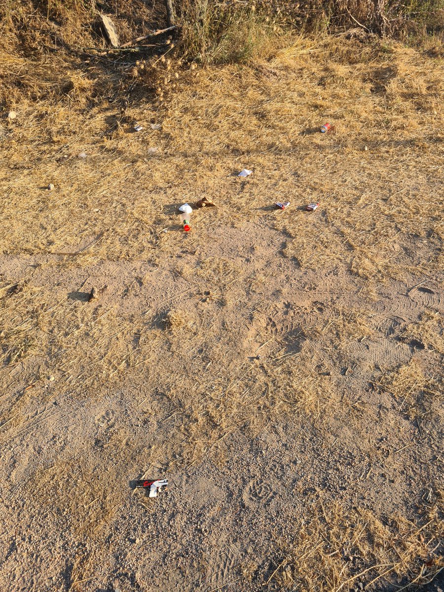 Ahir a la nit, un cotxe amb la música mes aviat alta i tres persones passant l'estona a la fresca. 
Avui al matí la seva merda continuava allà. 
No sé com es diuen ni què fan, pero segur que son uns porcs i els de casa seu també, d'algun lloc ho han après. FDP!