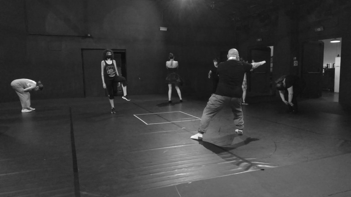 Rompiendo la cadena.
Muestra del laboratorio con <a href="/LaNaveCambaleo/">La Nave de Cambaleo</a> 

Un homenaje a las mujeres asesinadas en Ciudad Juárez y a los colectivos de mujeres y familiares que reclaman una justicia que no llega.

S24 21:00
Entradas bit.ly/36NzWRw