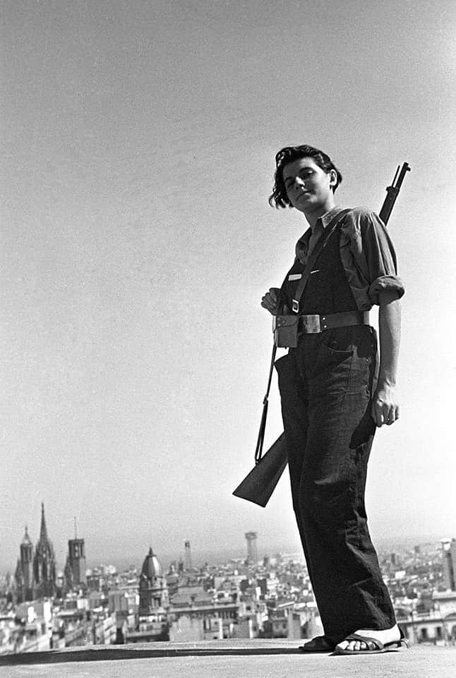 JoseLuisSTAP's tweet photo. #TalDiaComAvui el 21 de juliol del 1936 el fotògraf
Hans Gutmann Guster fa la icònica fotografia de Maria Ginestà i Coloma a la terrassa de l'Hotel Colón de #Barcelona 
quan ella tenia 17 anys, com a miliciana antifeixista i revolucionària, militant de les #JSUC i el #PSUC. https://t.co/dYR9zOy43y