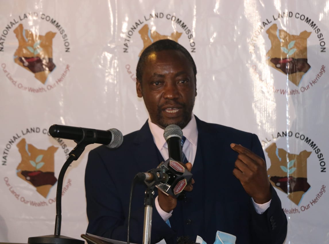 NLC_Kenya's tweet photo. NLC Chairman Mr. Gershom Otachi and commissioners responding to questions from editors and journalists on matters land compensation.
#NLCdelivers
#NLCbreakfastmeeting
@GlobalNamati
@DLCI_Kenya
@Kenya_IMPACT https://t.co/5S2QAYKrAT