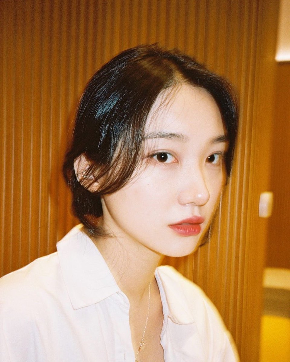 minhkyung's tweet photo. As much as she had been broken, she still managed to shine ceaselessly. And that what makes her beautiful, even though she’s torn apart. https://t.co/hUL30T1K6O