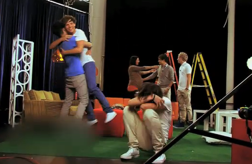 todays1dhistory's tweet photo. Today (July 21) in 2012 - Zouis team up with Nickelodeon to pull the ultimate prank on Harry, Liam, and Niall 😂😂💗 https://t.co/yKow31QBTA