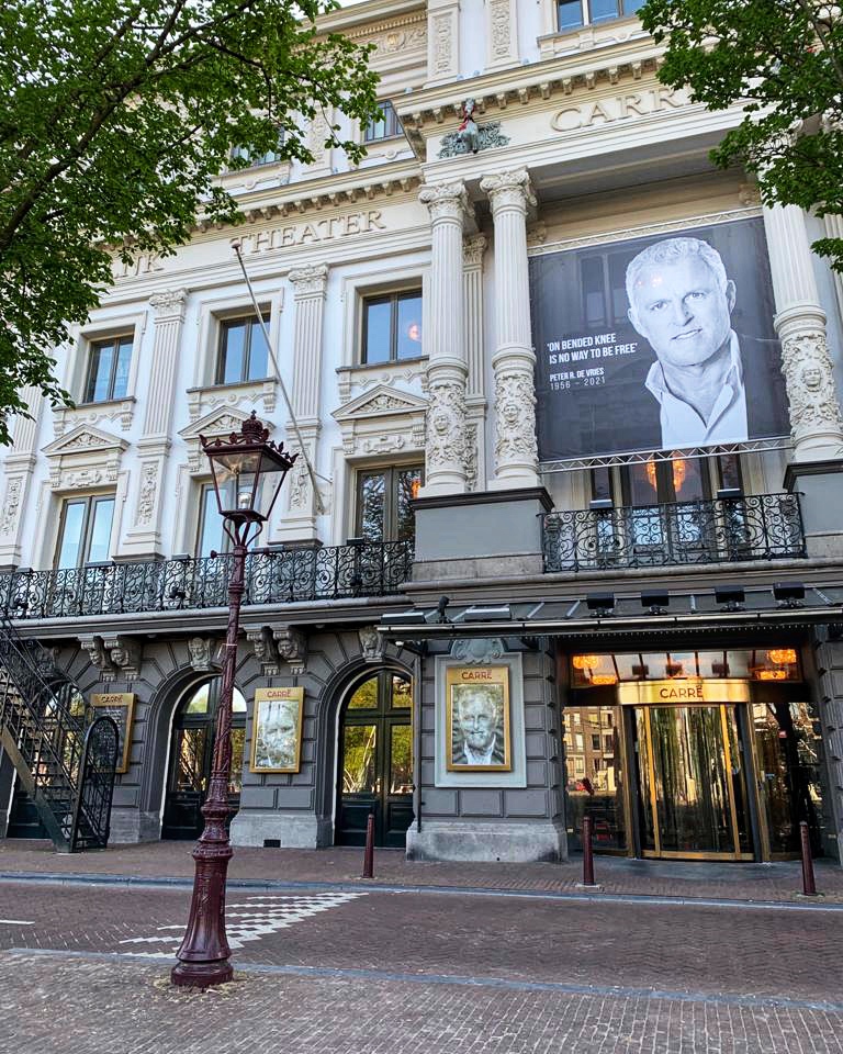 Vandaag is het afscheid van Peter R. de Vries in <a href="/theatercarre/">Koninklijk Theater Carré</a>. Iedereen is van 11.00 tot 20.00 uur welkom om een laatste groet te brengen.

❗ Carré is alleen te bereiken via de Sarphatistraat
↔️ Houd 1,5 meter afstand
👜 Een tas groter dan een A4 mag niet mee naar binnen