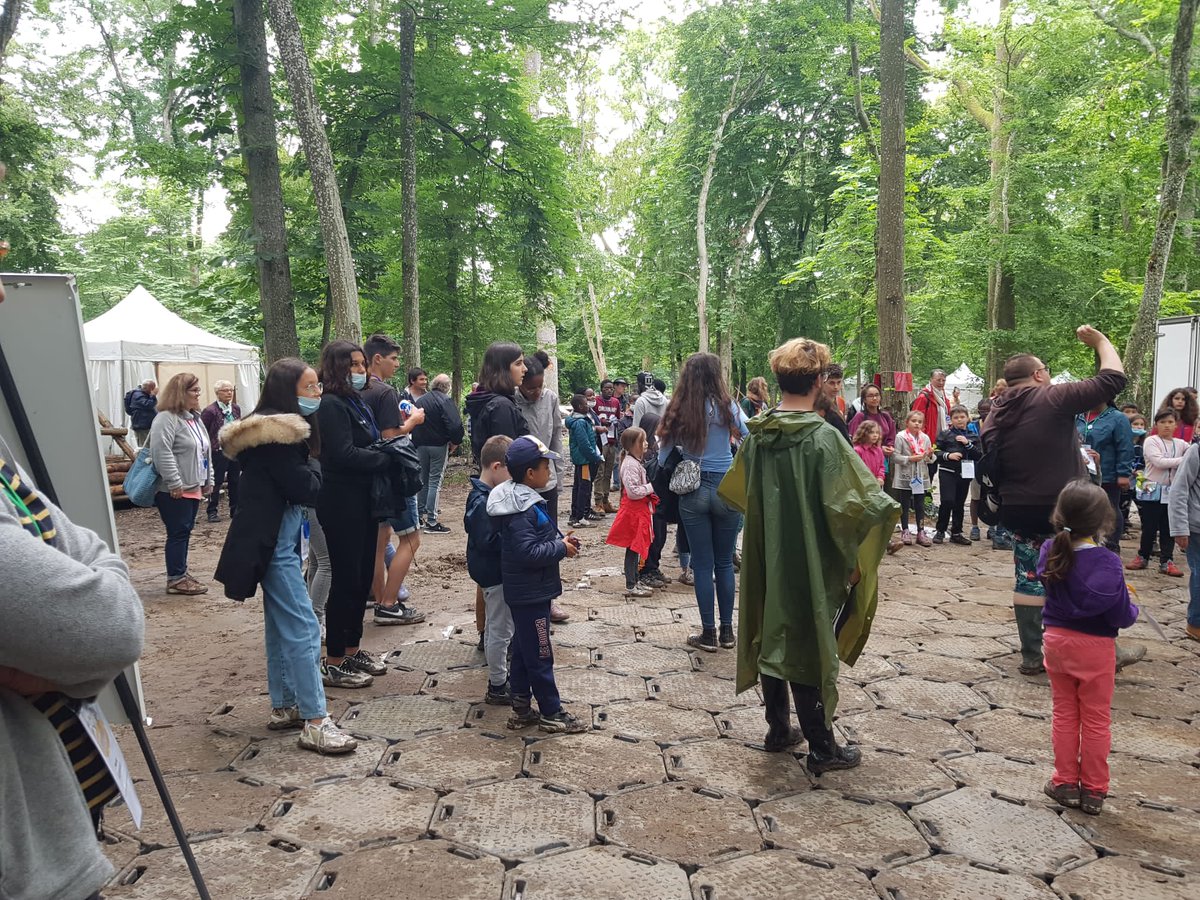 petitsdeb's tweet photo. 🌍 Les #PetitsDeb IDF se sont engagés auprès d’@ATDQM lors d’une grande Rencontre des Engagements à #Jambville (78). 

🌿Ils ont proposé à 60 enfants de familles en grande précarité, des activités en lien avec l’accès aux #droits &amp; ont initié ces jeunes à la #science.

[1/3] https://t.co/RQ7EpsvfWs