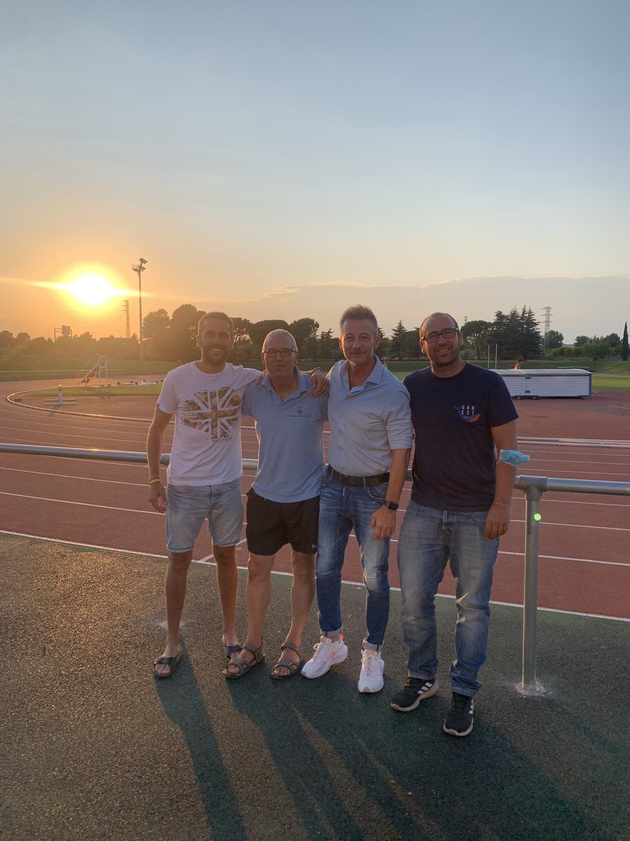 Avui es jubila el Juan, model del que ha de ser un servidor públic, la Pista Municipal d’atletisme perd un referent i els atletes el trobaran a faltar, però ell gaudirà d’un merescut descans en una nova etapa on segur que continuarà ajudant a tothom!