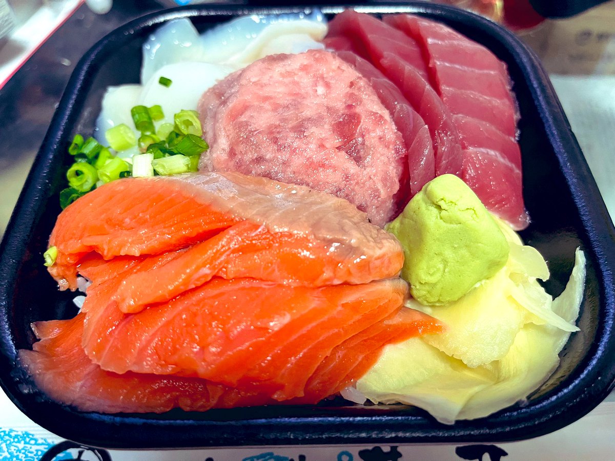 Futuristix's tweet image. 今夜の晩御飯は近所のテイクアウト専門の海鮮丼屋の。 #FoodOnThePlanet #HealthControl