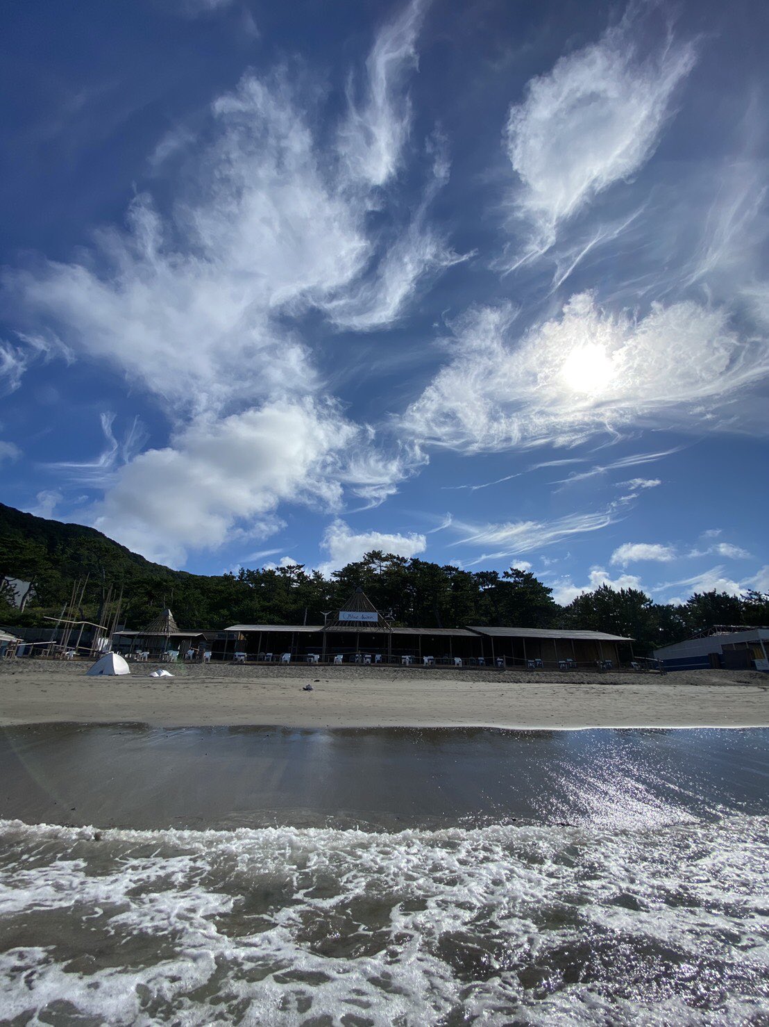 Bluemoon Hayama 葉山は本日も天気に恵まれました ビーチには心地良い風が流れています 夕暮れ時のマジックアワーも期待できます 明日からの時短営業前にぜひリラックスしにいらしてください 葉山 一色海岸 コロナ 海の家 T Co