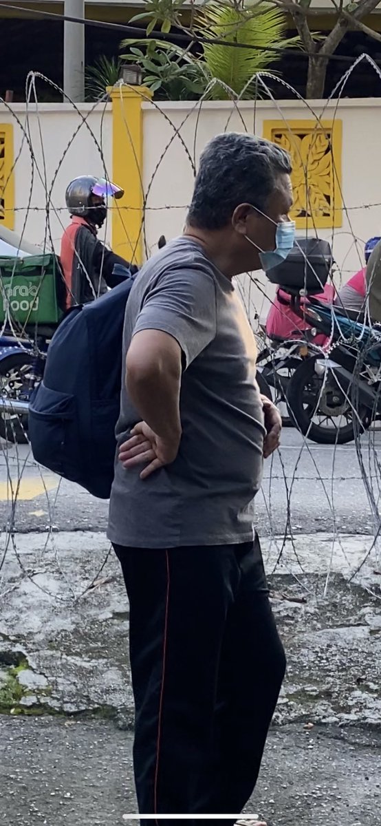 TiraSahar's tweet photo. Arwah Ayah pegi with bag pack, tuntut barang arwah ayah kat hospital ampang dapat phone je. I have made police report. IC Ayah tak ada, bag ayah tak ada musykil mana pergi semua barang ayah @KKMPutrajaya 🥺 https://t.co/CCoU4gAHfu